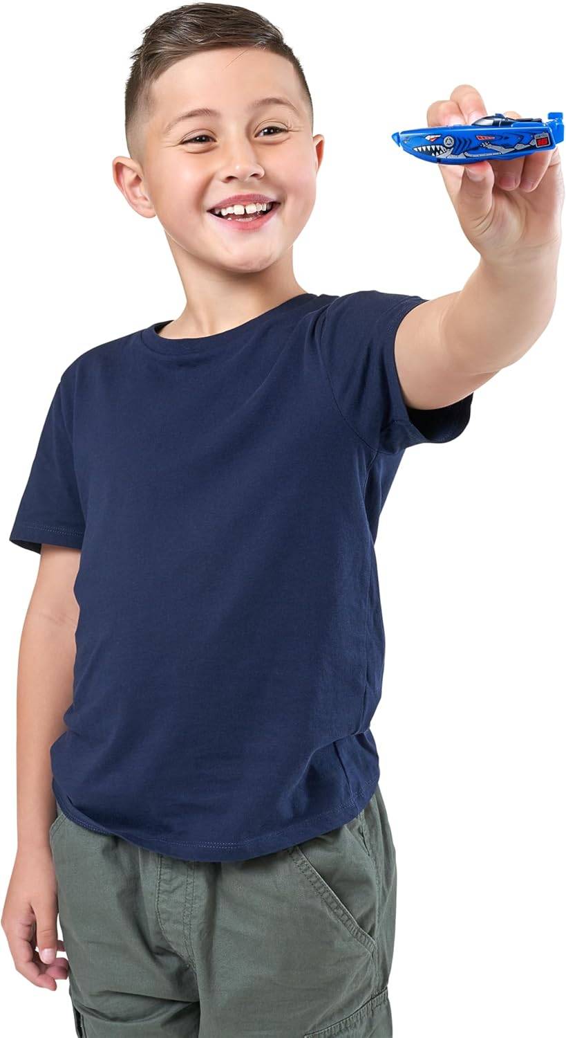 Eine Person in einem blauen Hemd streckt ihren Arm nach außen, möglicherweise ein Selfie machend.