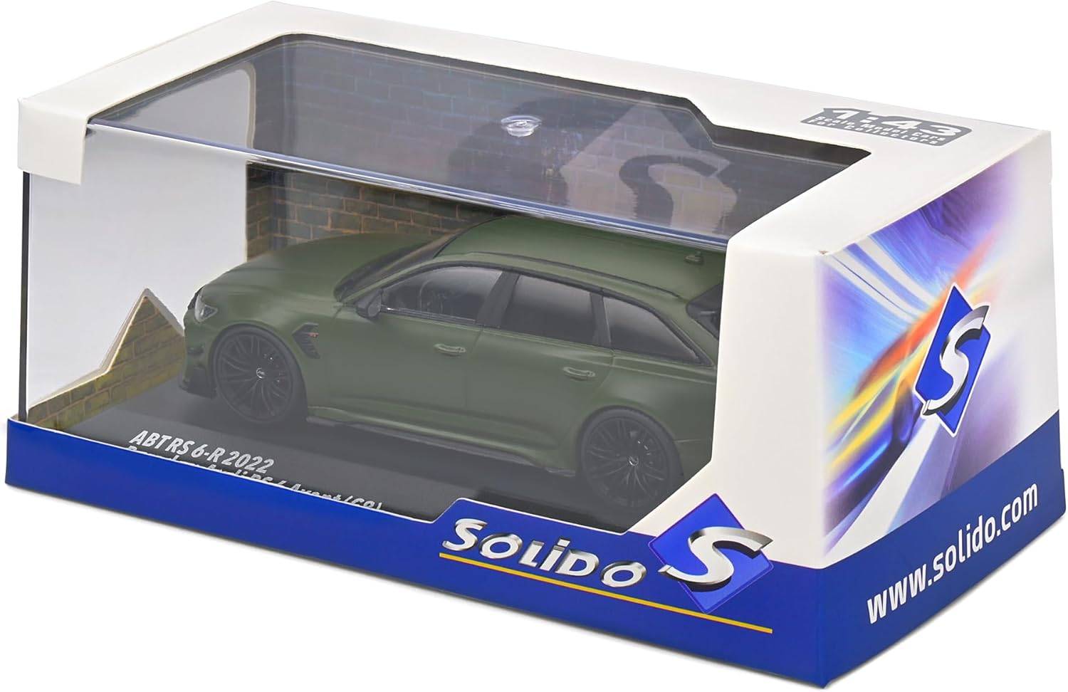 Ein grünes Spielzeugautomodell der Marke 'Solido S' wird in einer durchsichtigen Plastikverpackung präsentiert, mit der Beschriftung '1:18 AMG E63-R 2022' auf der Seite.
