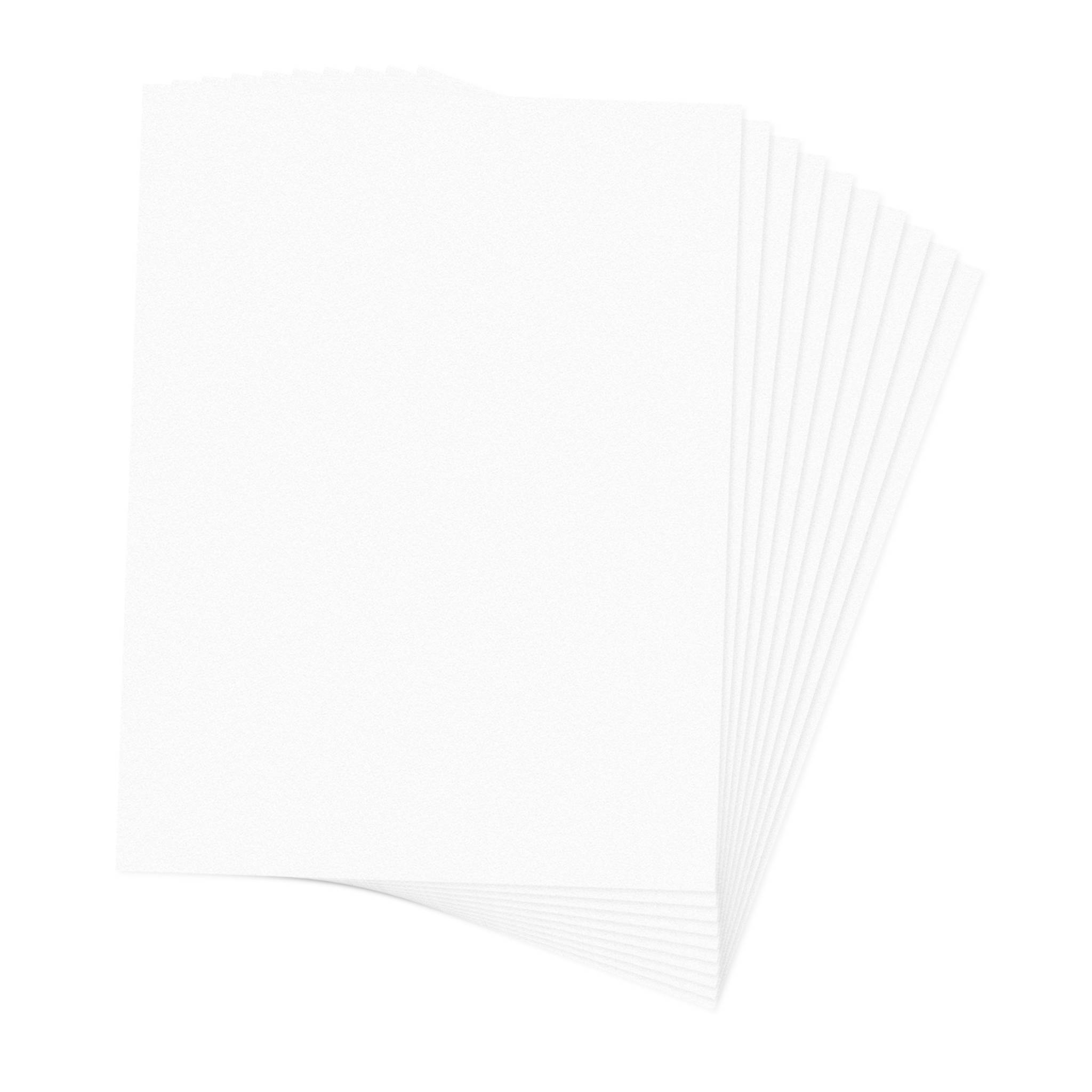 Ein Stapel weißer, leerer Blätter Papier, die auf weißem Hintergrund fächerartig ausgebreitet sind.