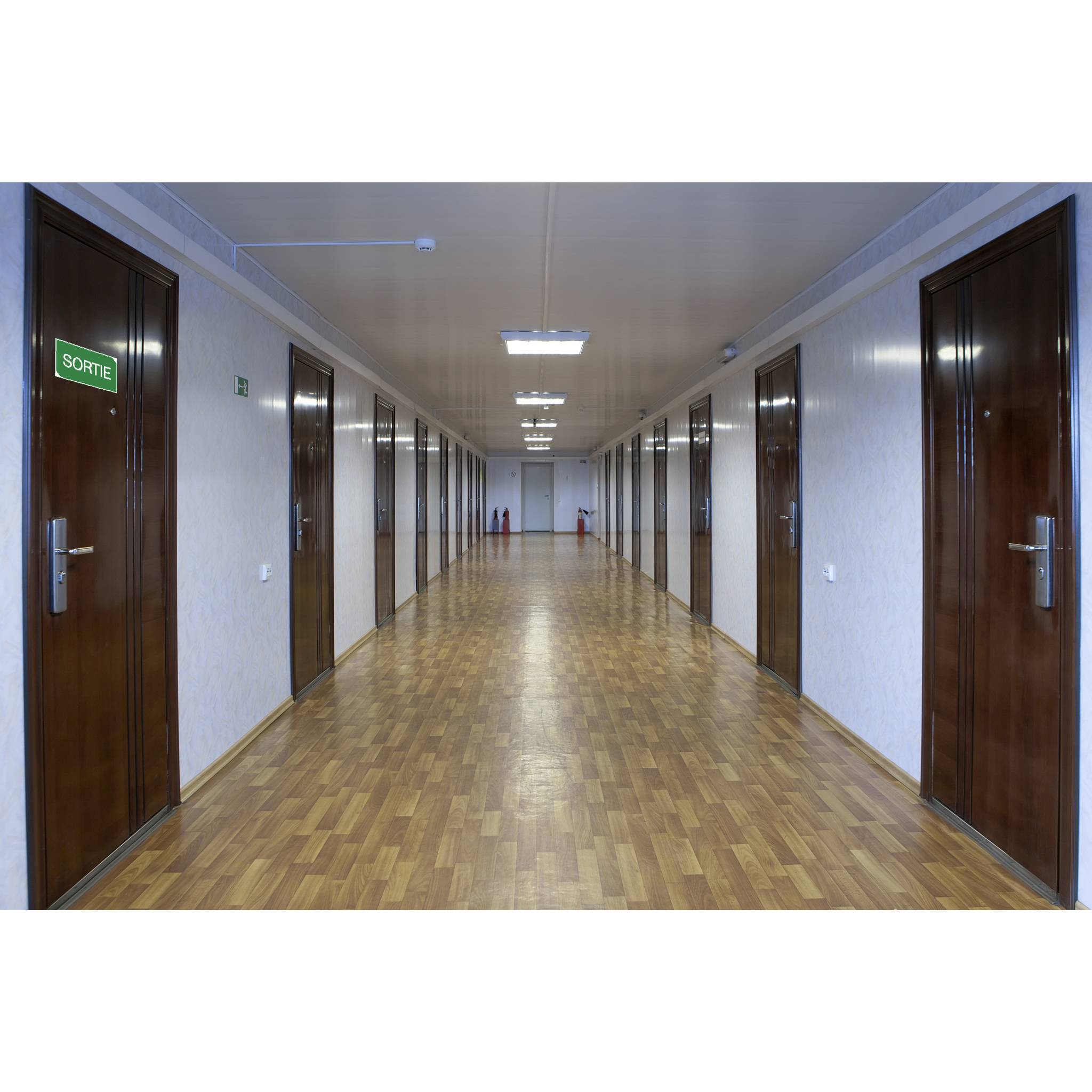 Ein langer Flur mit Holztüren auf beiden Seiten, ein 