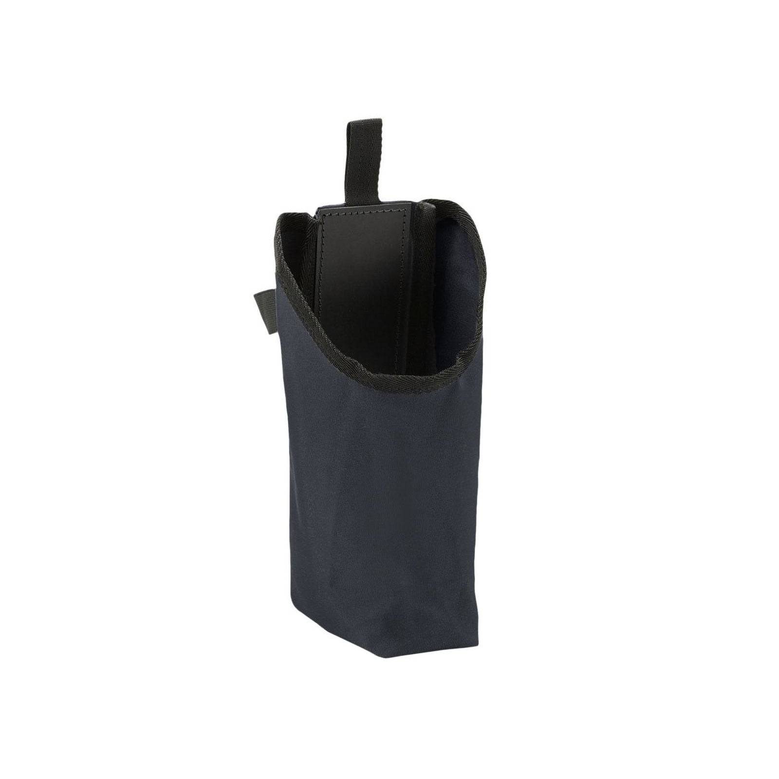 Eine schwarze Stofftasche mit offener Oberseite und angehängtem Trageriemen, die zum Aufbewahren eines Stocks oder ähnlicher Gegenstände konzipiert ist.