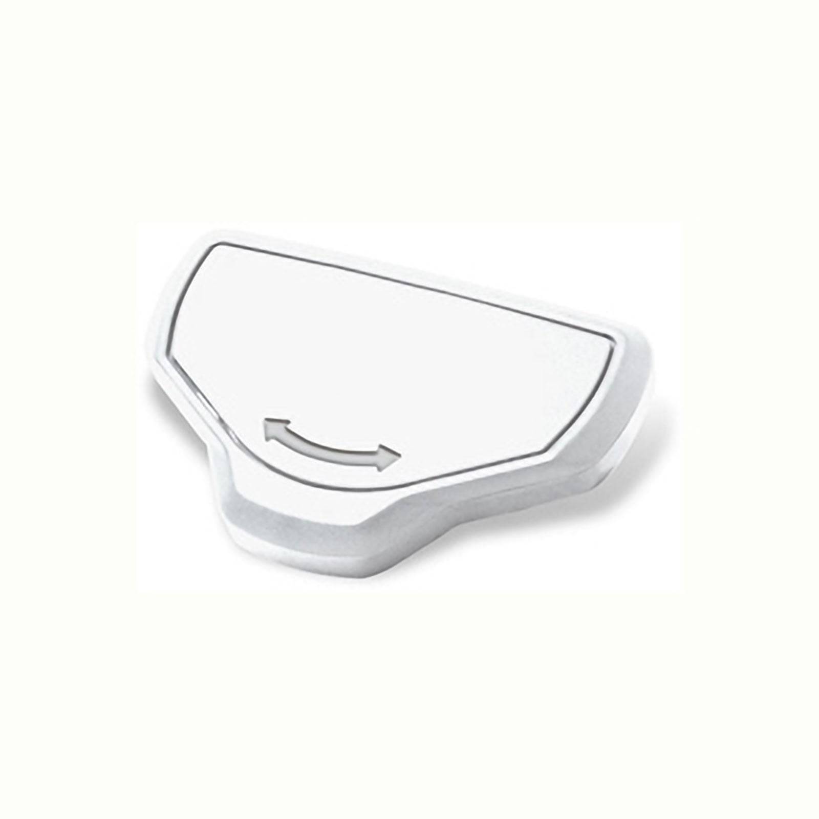 Ein weißer Plastikknopf mit einem gebogenen Pfeil, der eine Schwenk- oder Umschaltefunktion anzeigt.