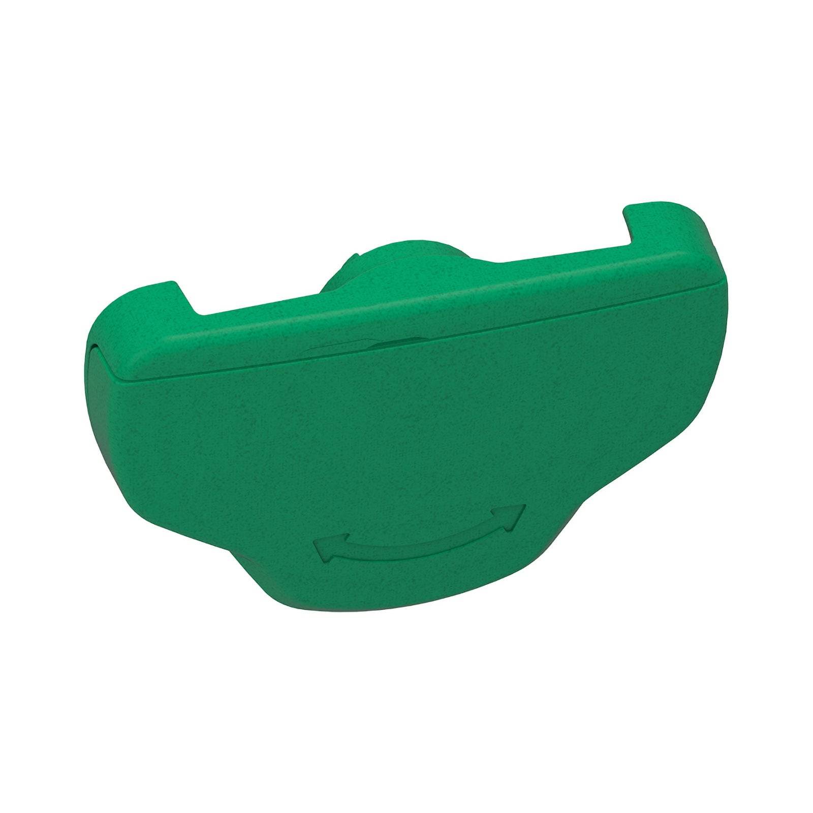 Ein grünes Plastikobjekt, das einem Spielzeug oder Werkzeug ähnelt, mit einer gebogenen Unterkante und einem schwachen Pfeilsymbol.