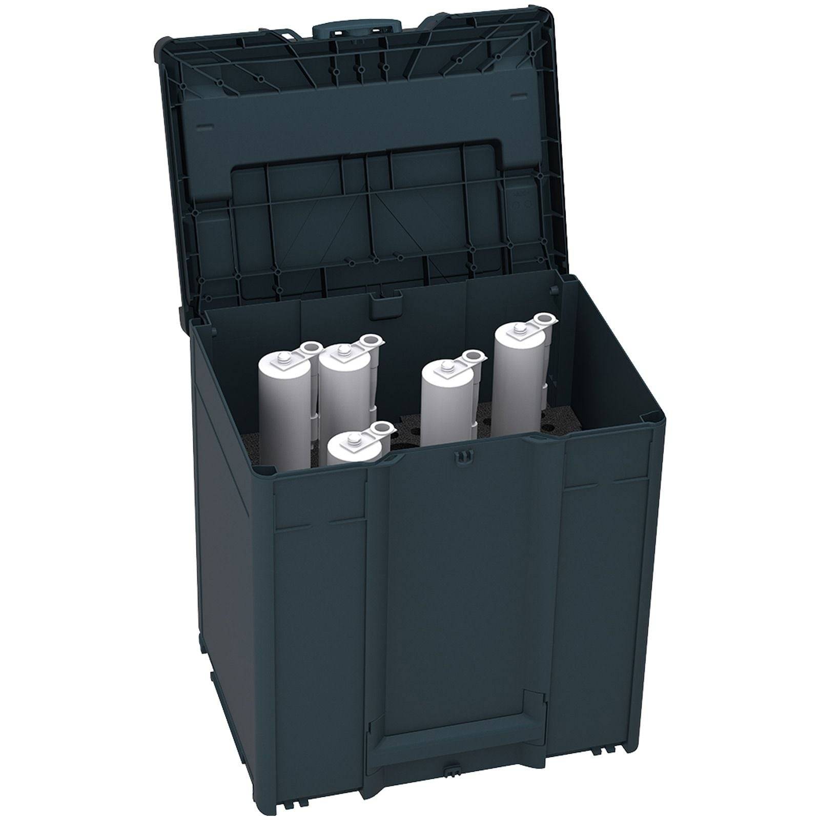 Ein dunkler Plastikbehälter mit geöffnetem Deckel, der sechs aufrecht stehende zylindrische Gegenstände im Inneren zeigt.