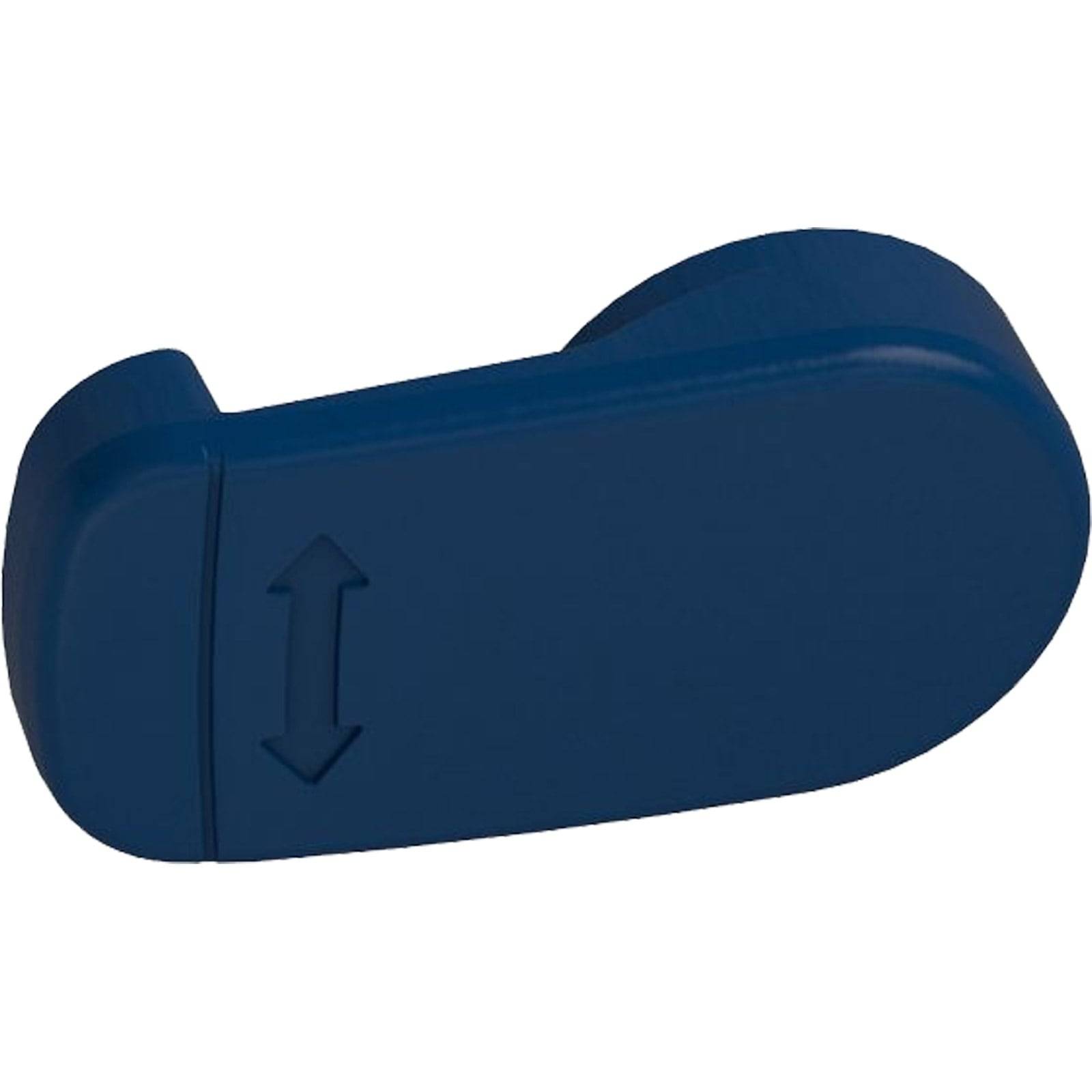 Ein blaues Plastikbauteil mit einem Pfeil, der eine Auf- und Ab-Gleitbewegung andeutet, möglicherweise eine Webcam-Abdeckung.