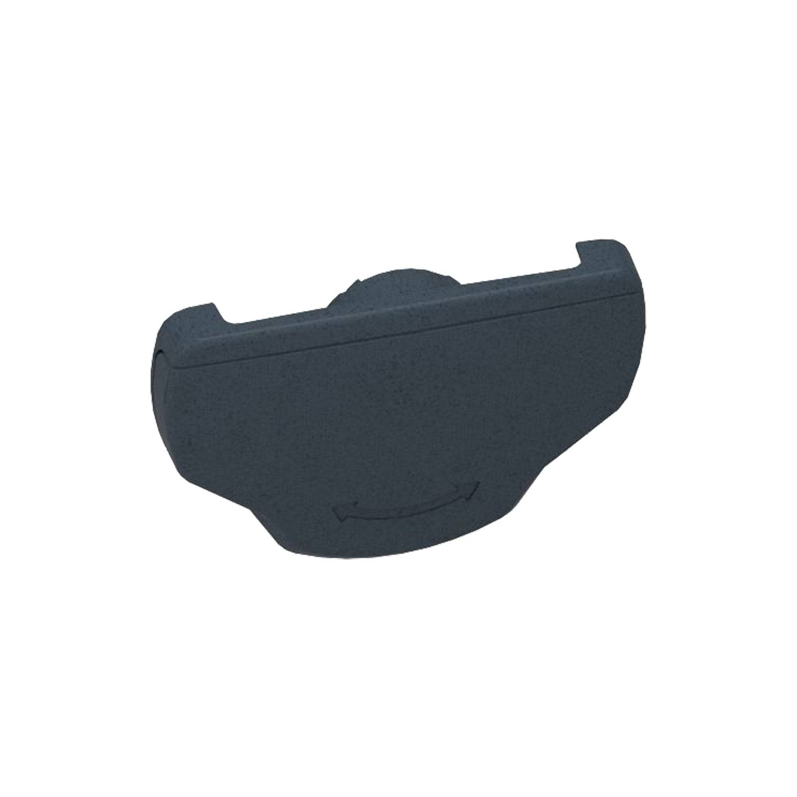 Eine schwarze mechanische Komponente mit einer flachen Oberseite, abgeschrägten Seiten und einer gekrümmten Unterseite, die einen dezenten gravierten Pfeil zeigt, der nach unten weist.