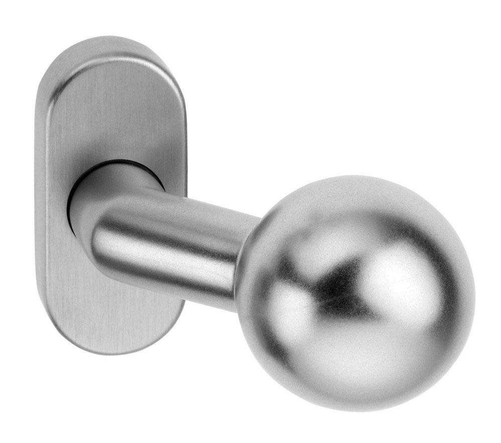 Ein Metalltürgriff mit einem kugelförmigen Knauf auf einer rechteckigen Grundplatte. Die Oberfläche ist glänzend und reflektierend, was auf ein Material aus Edelstahl hindeutet.