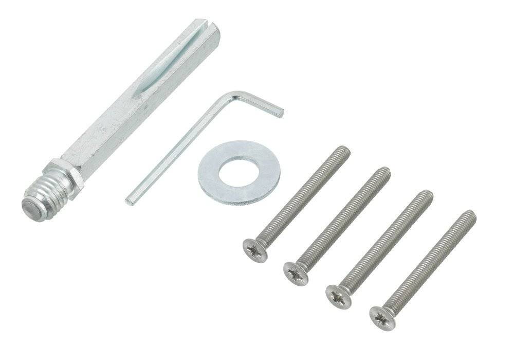 Eine Sammlung von Montagewerkzeugen: drei Schrauben, eine Unterlegscheibe, ein Inbusschlüssel und eine Metallstange, die auf einer weißen Oberfläche angeordnet sind.