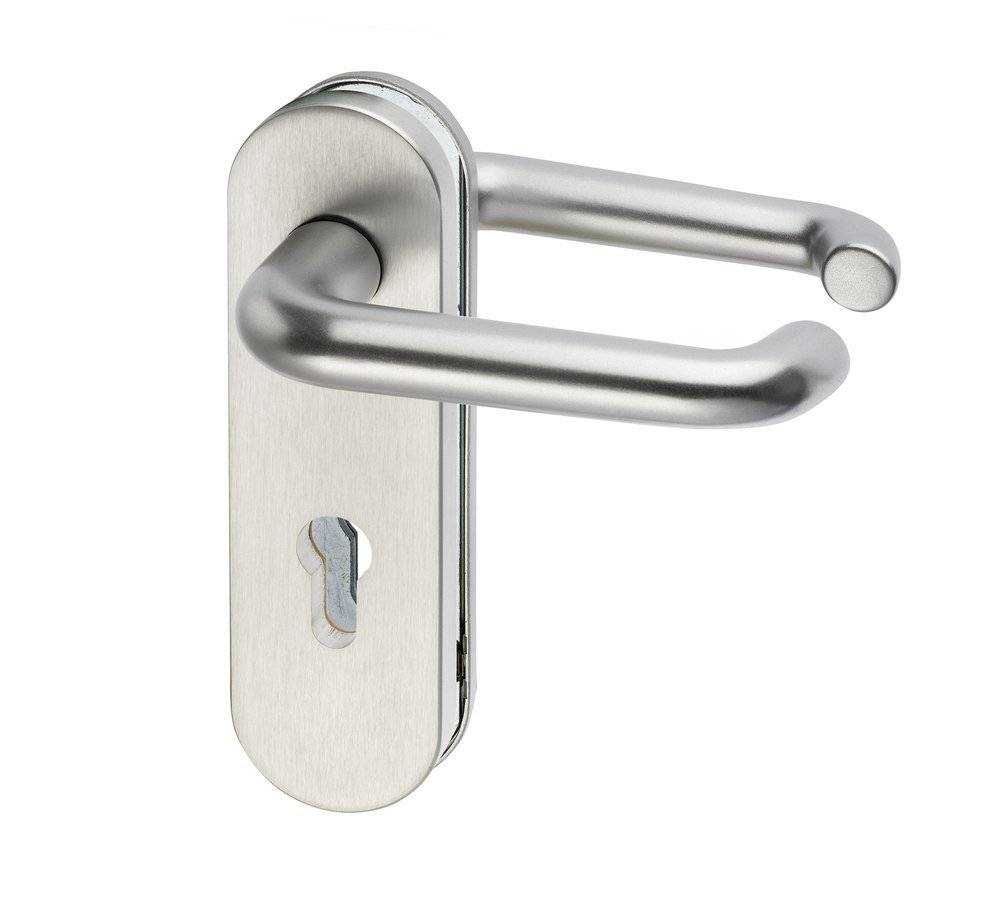 Ein silberner Türgriff mit einer länglichen Rosette und einem Schlüsselloch darunter, entworfen für einfachen Griff und moderne Ästhetik.