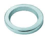 Eine metallisch graue Unterlegscheibe mit einem kreisförmigen Loch in der Mitte, die üblicherweise in Maschinen zur gleichmäßigen Lastverteilung von Befestigungselementen verwendet wird.