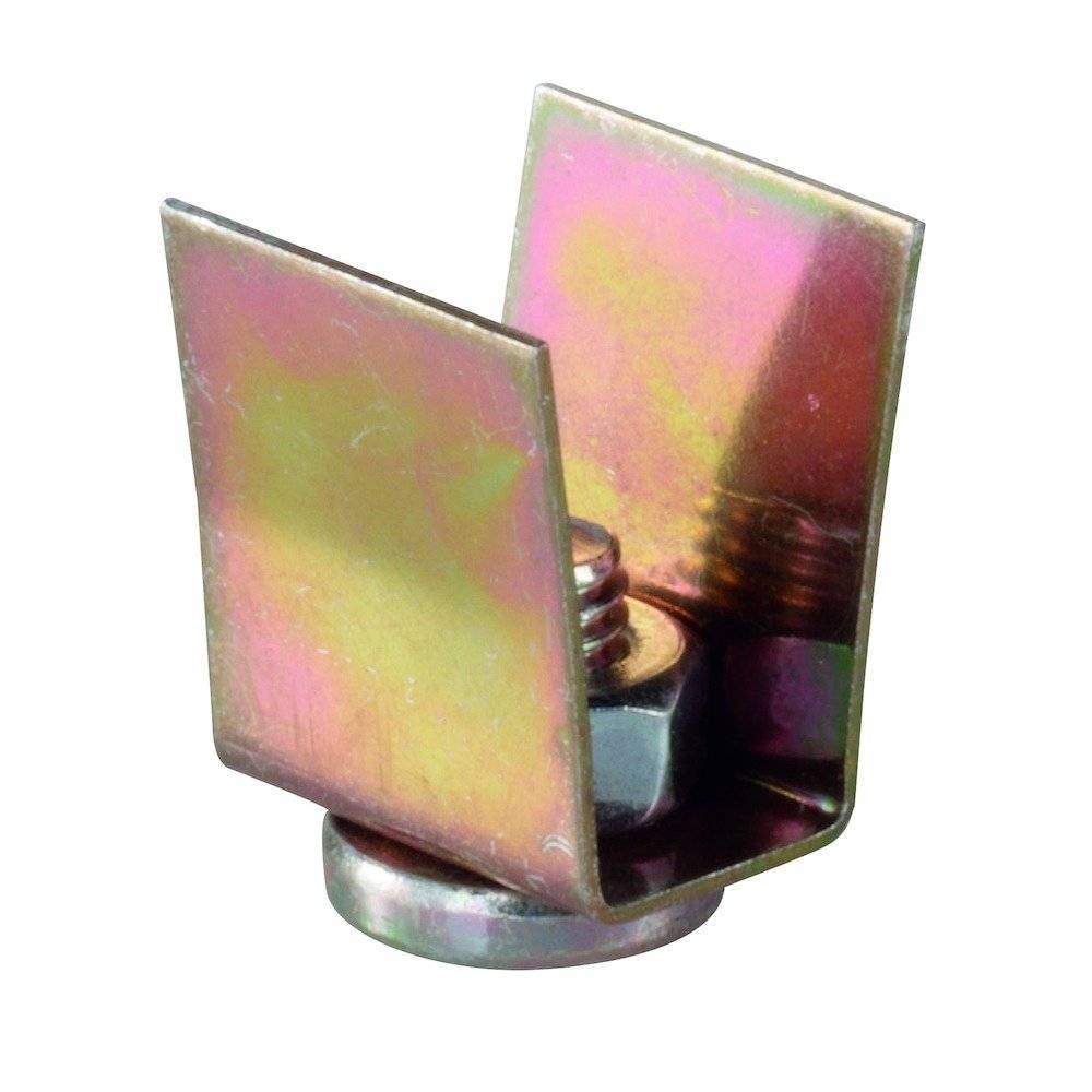 Eine Nahaufnahme einer Federmutterklemme, die ihre U-förmige metallische Struktur mit einem Gewinde-Bolzen im Inneren zeigt, verwendet für Befestigungszwecke.