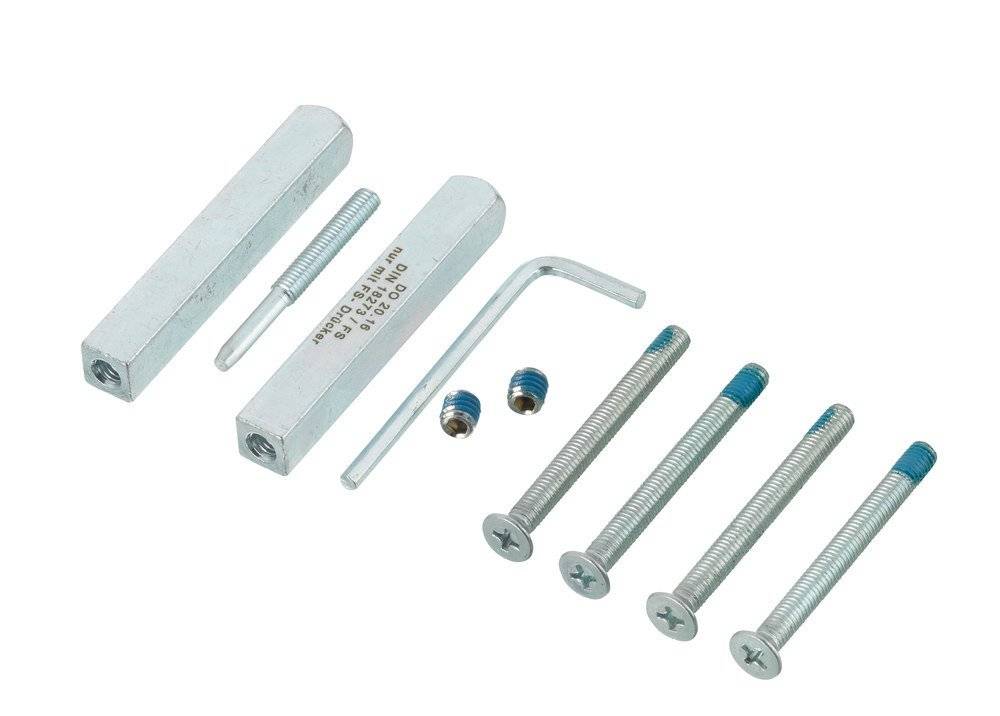 Sortierte Metallwerkzeuge und Schrauben auf weißem Hintergrund angeordnet, einschließlich eines Sechskantschlüssels, Schrauben mit blauen Spitzen und rechteckigen Stangen.