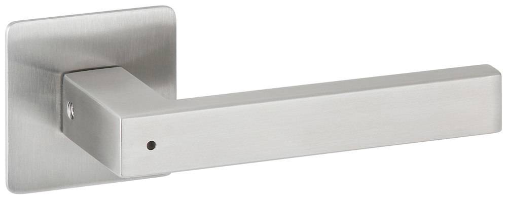 Ein gebürsteter Metalltürgriff ist auf einer kurzen quadratischen Metallrückplatte montiert.