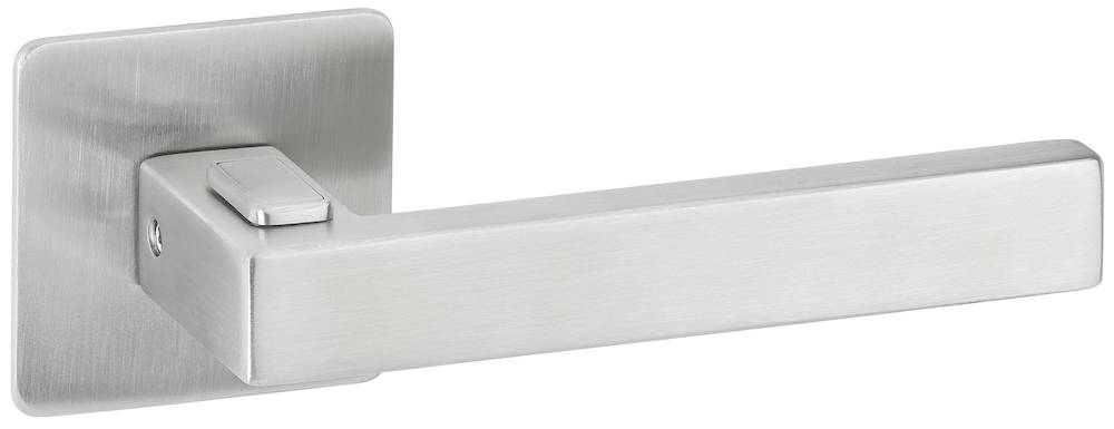 Eine Nahaufnahme eines silbernen, rechteckigen Türgriffs an einer hellfarbenen Tür, die sein schlankes und modernes Design zeigt.