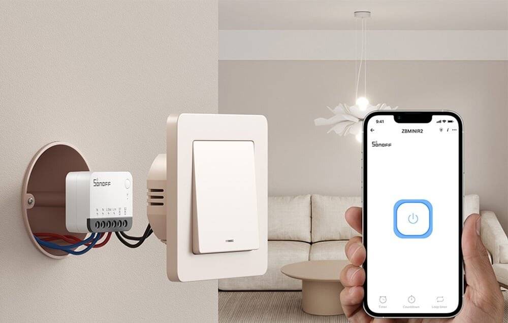 Eine Person hält ein Smartphone mit einer verbundenen Smart-Switch-App neben einen Wandschalter und zeigt damit die Integration von Smart-Home-Technologie.