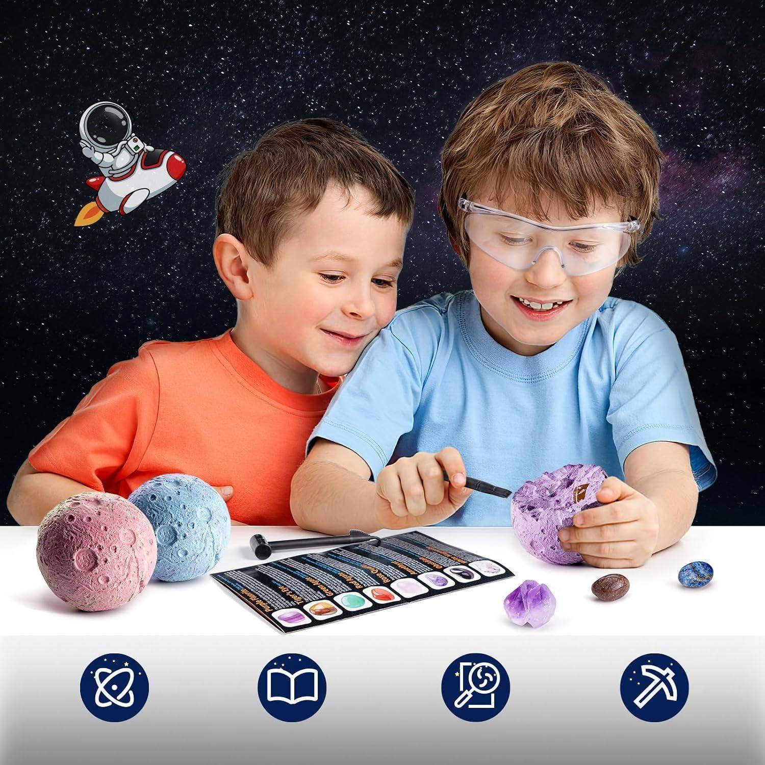 Zwei Kinder untersuchen aufgeregt bunte Planetenmodelle an einem Tisch, umgeben von weltraumthematischen Dekorationen und einem Informationsblatt über Planeten.
