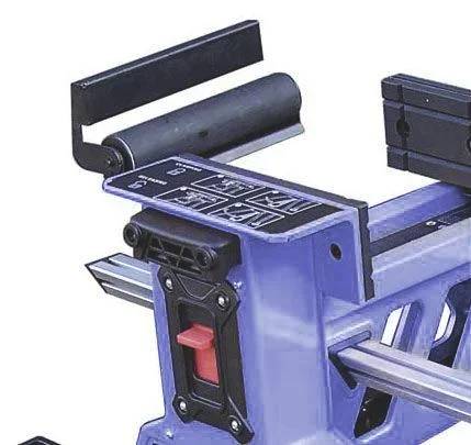 Eine blaue, verstellbare Schraubzwinge auf einer Werkbank, mit einem schwarzen Griff, rotem Auslöseknopf und Maßmarkierungen auf der Oberseite.