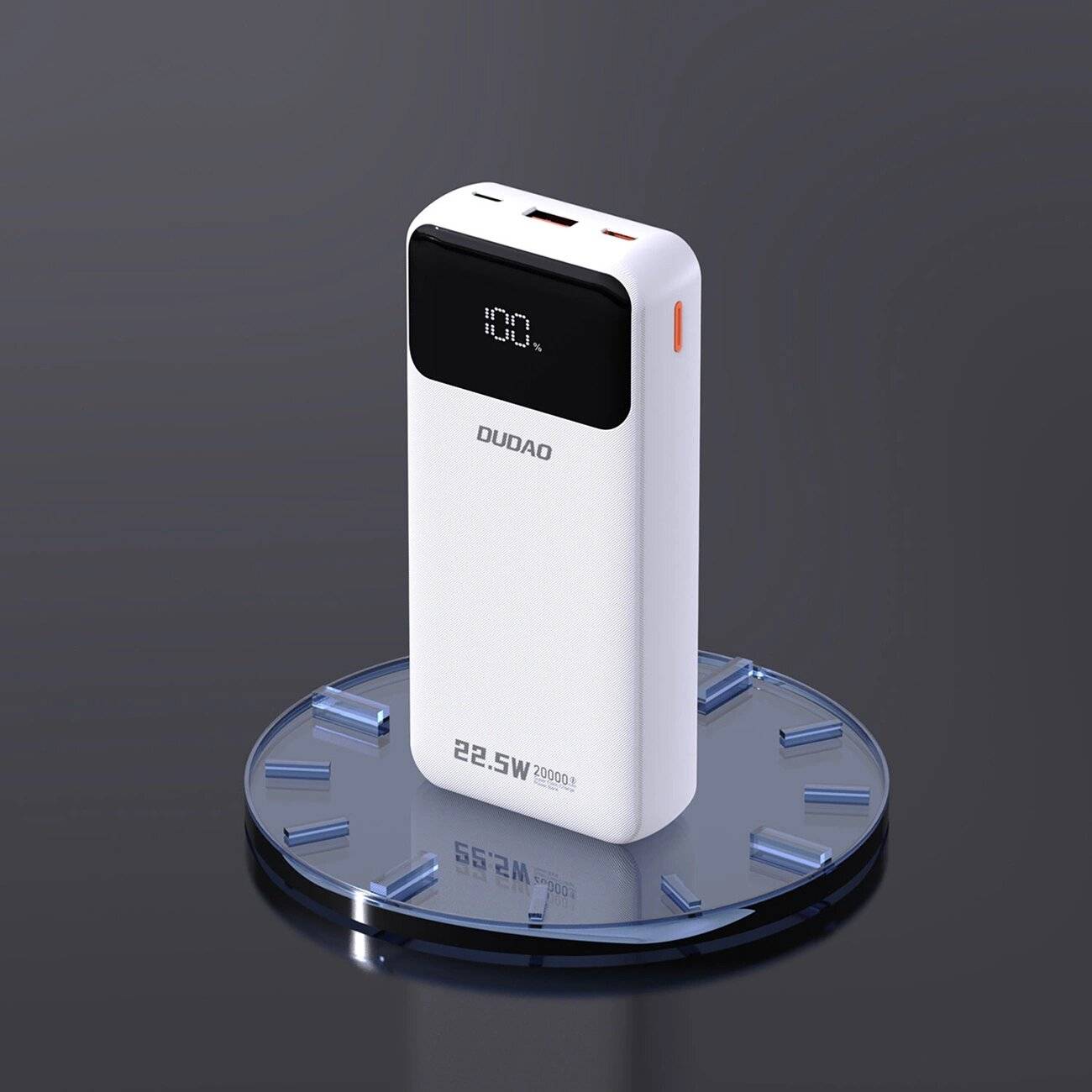 Eine weiße Powerbank mit digitalem Display, das „100 %