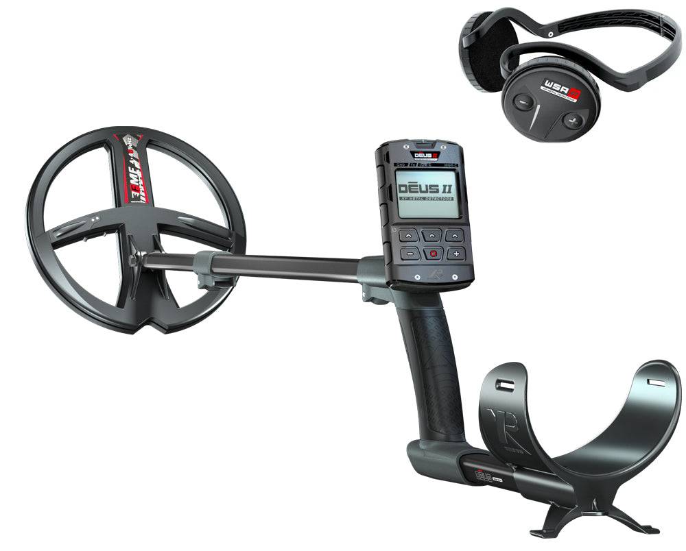 Metallsuchgerät 'XP DEUS II' mit Bedienfeld und Suchspule, ausgestattet mit integrierten Kopfhörern.