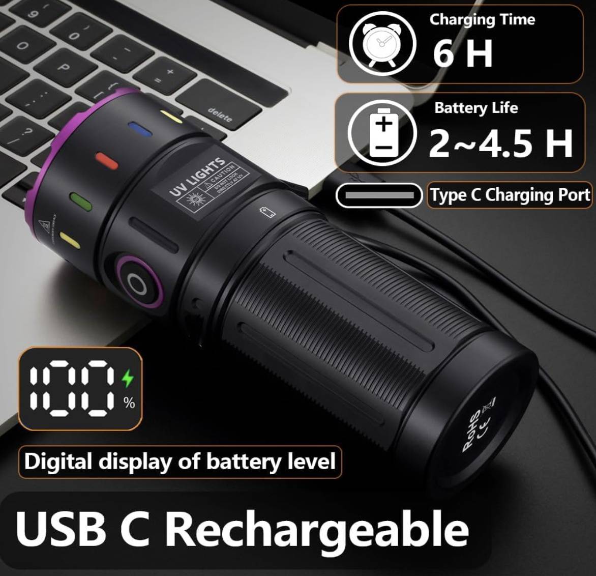 Eine schwarze Taschenlampe mit digitaler Batterieanzeige, die über einen USB-C-Ladeanschluss mit einem Laptop verbunden ist. Ladezeit: 6 Stunden; Batterielaufzeit: 2-4,5 Stunden.
