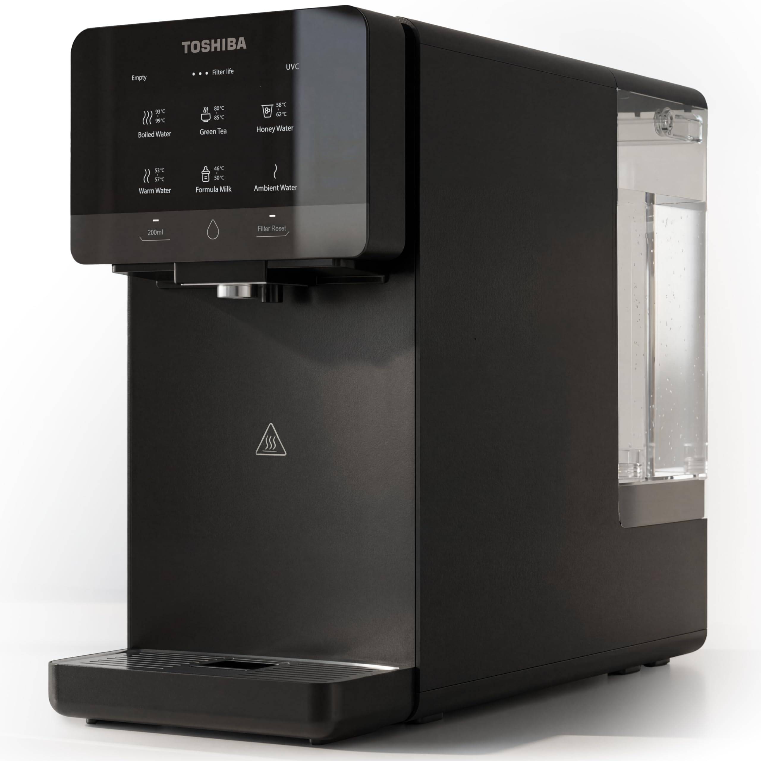 Ein schwarzer Toshiba-Wasserspender mit einem Touchscreen-Display, der verschiedene Wassertemperaturoptionen und Einstellungen zeigt.