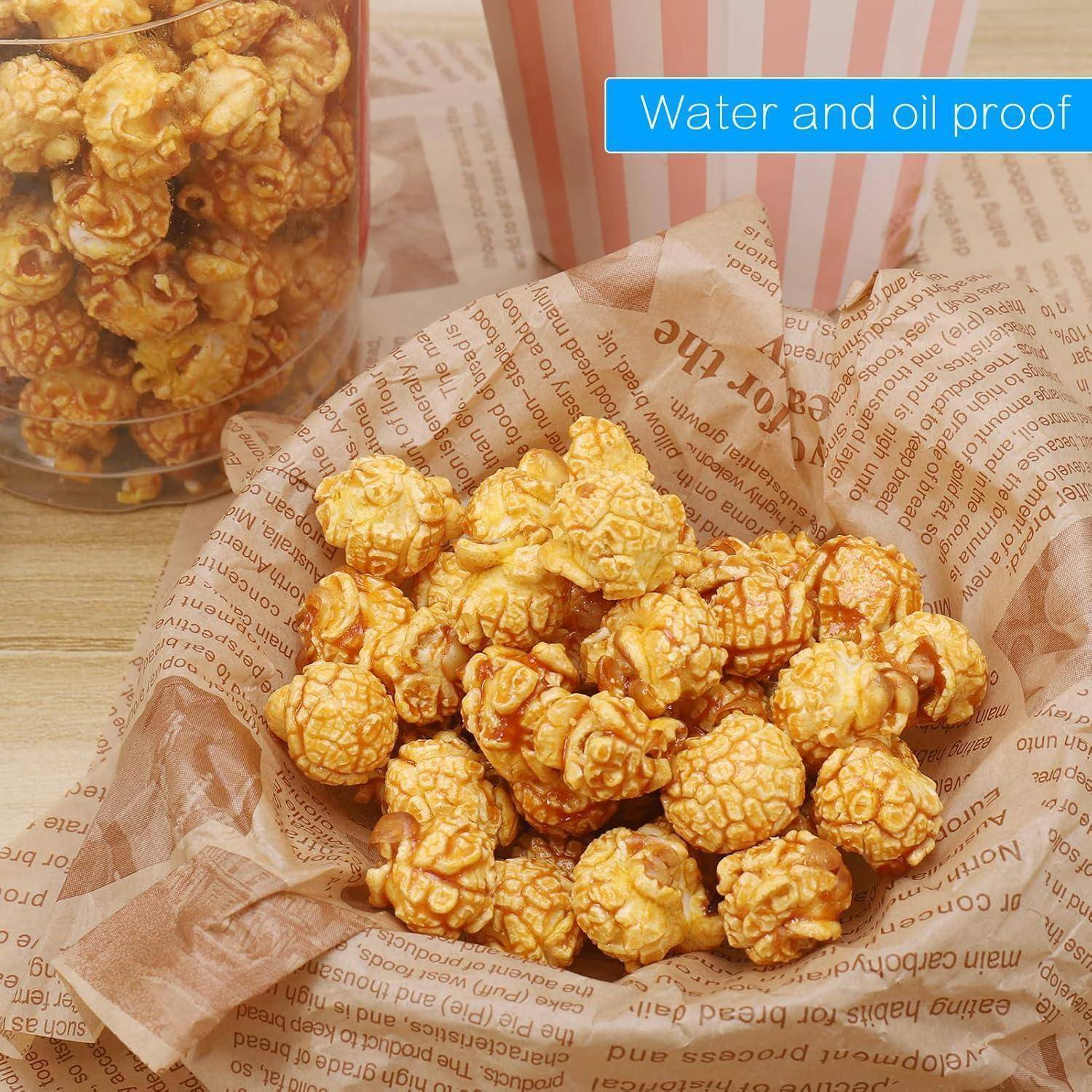 Popcorn in einem Papierkorb mit dem Text 