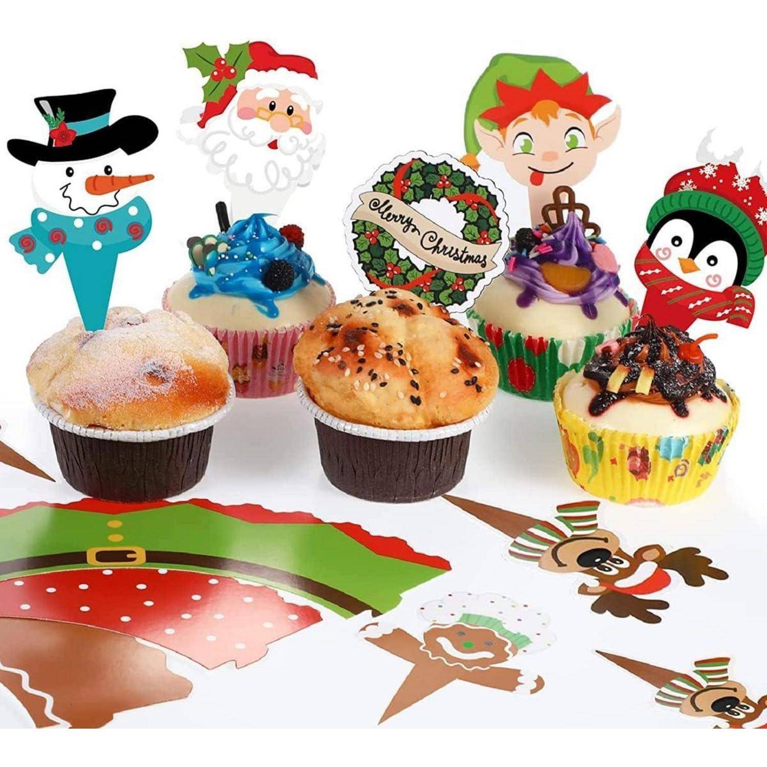 Drei Cupcakes, die mit weihnachtlichen Dekorationen verziert sind: Schneemann, Weihnachtsmann, Elf und Pinguin. Ein Schild mit der Aufschrift 