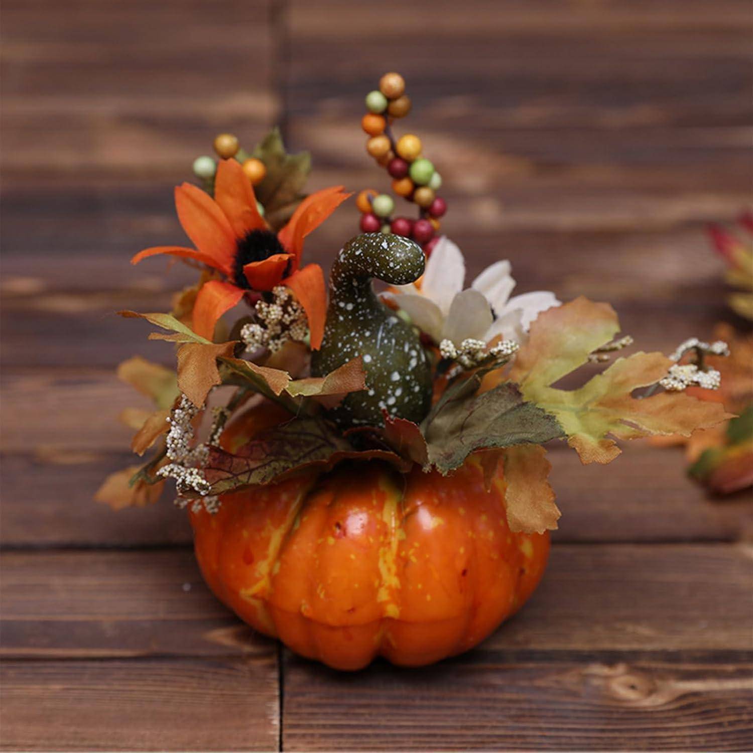 Eine Kürbis-Tischdekoration, geschmückt mit Herbstblättern, Beeren und orangefarbenen Blumen, steht auf einer Holzoberfläche und symbolisiert die Herbstsaison.