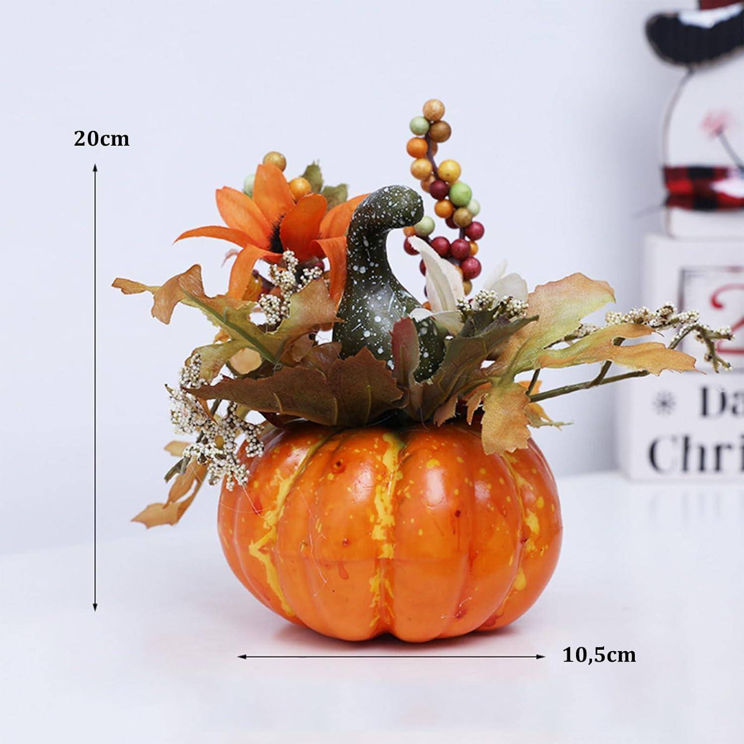 Künstlicher orangefarbener Kürbis, dekoriert mit grünem Flaschenkürbis, Beeren, weißen Blüten und orangefarbenen Blumen, misst 20 cm in der Höhe und 10,5 cm in der Breite.