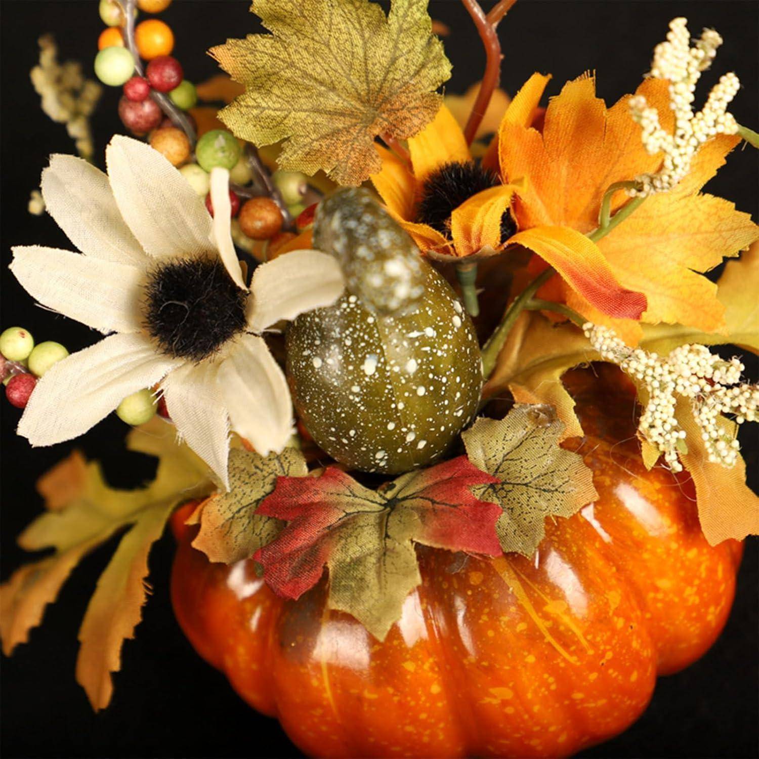 Eine Anordnung von Herbstblumen, Blättern und Beeren mit einem kleinen Kürbis auf einem orangefarbenen Kürbis. Die Szene ist vor einem schwarzen Hintergrund gesetzt.