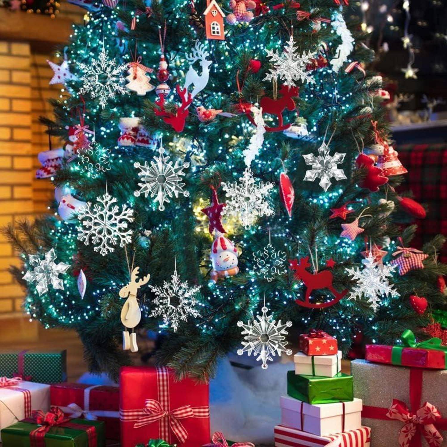 Ein geschmückter Weihnachtsbaum mit bunten Lichtern und Weihnachtsschmuck steht über eingepackten Geschenken. Eine Ziegelwand ist teilweise im Hintergrund sichtbar.
