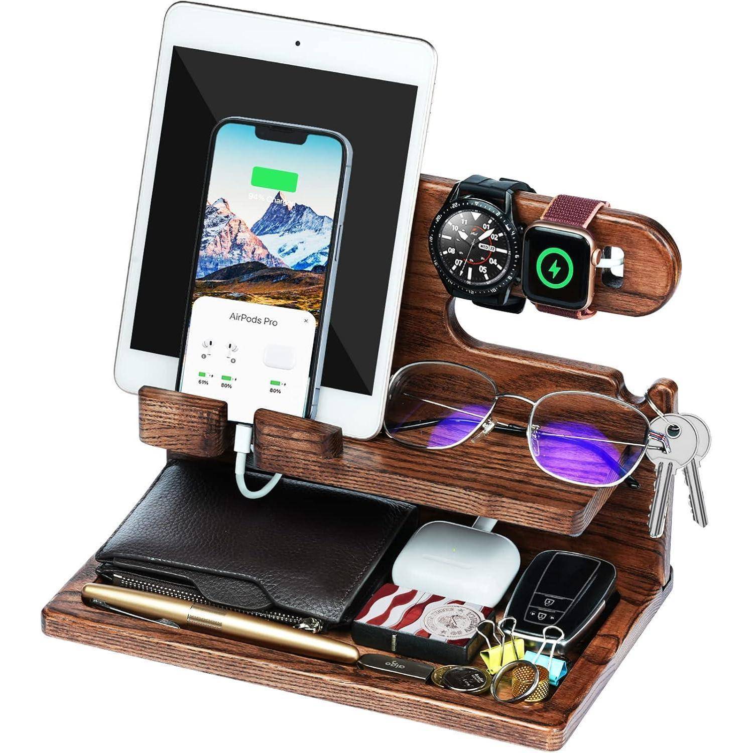 Eine Holz-Dockingstation, die ein Tablet, Telefon, Schlüssel, Brille, Brieftasche, Uhr, AirPods und Stifte aufnimmt und Alltagsgegenstände ordentlich organisiert.