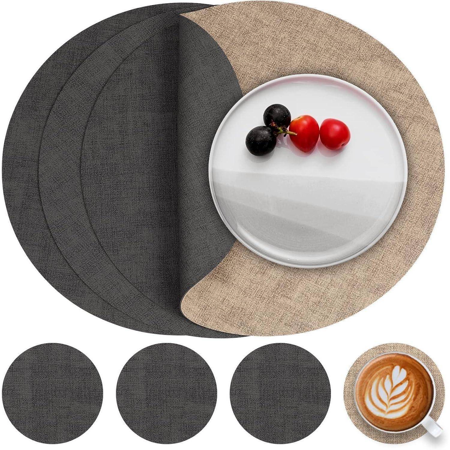 Vier runde Platzsets in Schwarz und Beige, die teilweise beide Farben zeigen, mit einem Teller mit drei Kirschen und einer Tasse Kaffee mit Latte-Kunst.