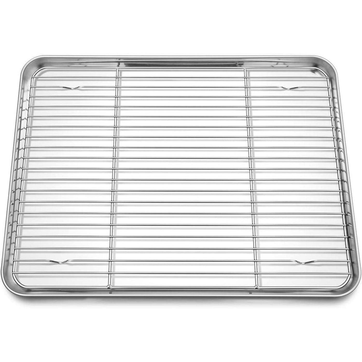 Ein Metallbackgitter mit eng beieinander liegenden horizontalen Stäben passt in ein passendes rechteckiges Backblech.