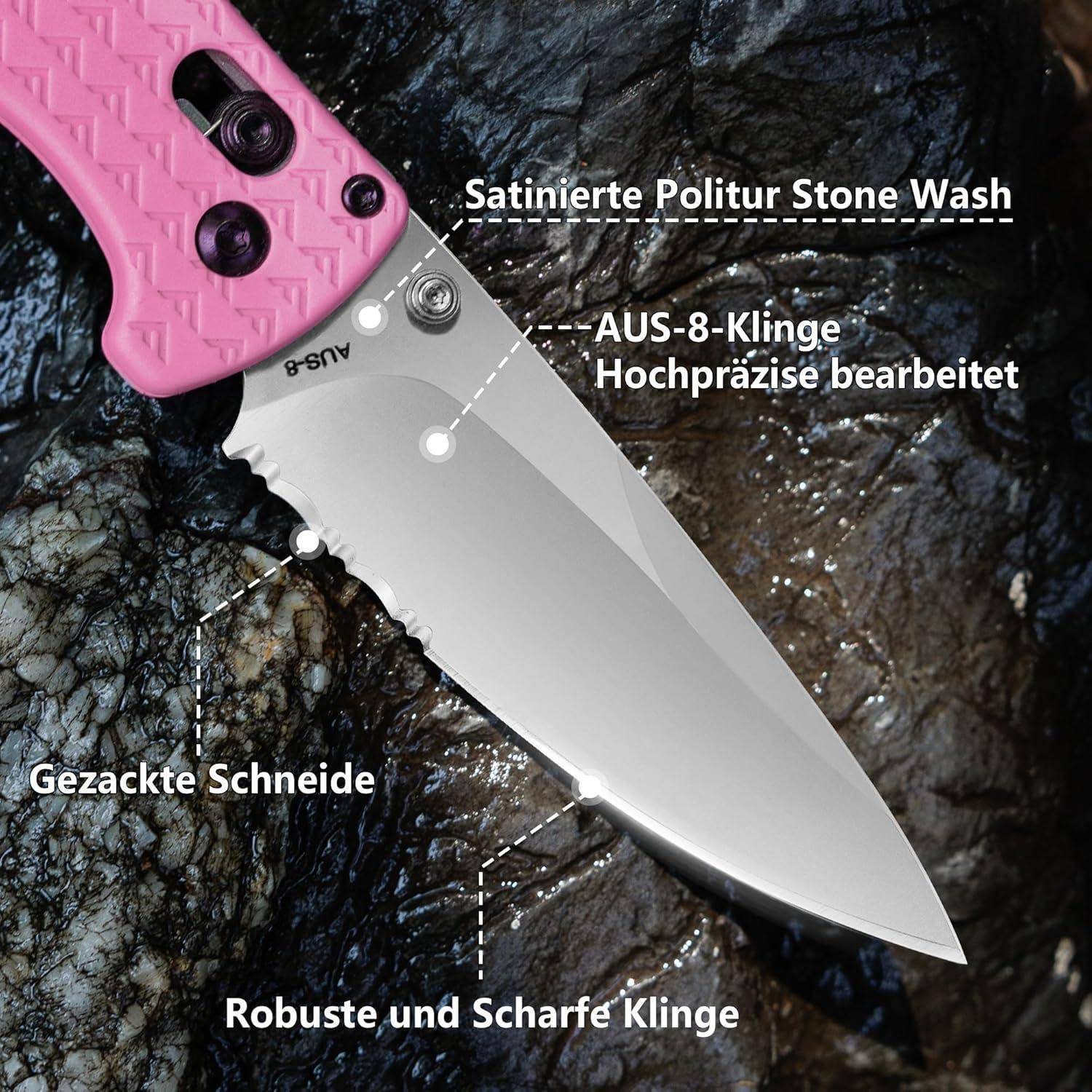 Eine Nahaufnahme eines Messers mit rosa Griff auf einem Stein. Text, der auf die Klinge zeigt, beschreibt Merkmale: 'Steingewaschen', 'Hochpräzise', 'Gezahnte Klinge', 'Robust'.