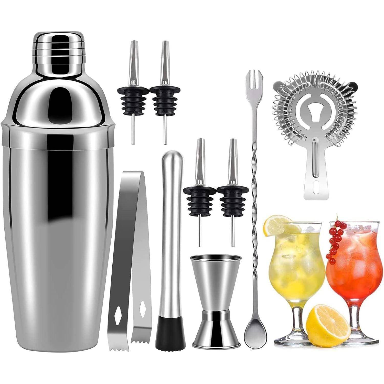Cocktail-Shaker-Set mit Shaker, Messbecher, Drehbar-Löffel, Sieb, Muddler, Ausgießern und garnierten Getränken.