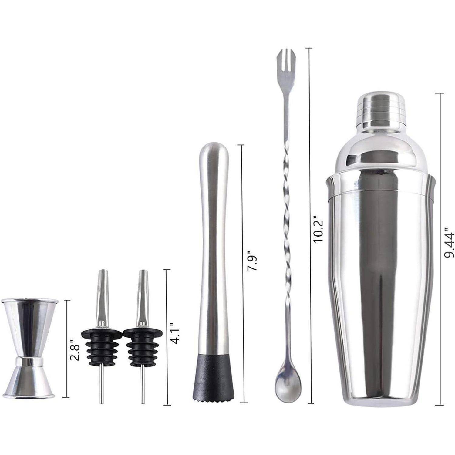 Cocktail-Shaker-Set mit sechs Edelstahlteilen: Messbecher, Flaschenausgießer, Stampfer, Rührlöffel und Shaker mit Maßangaben.