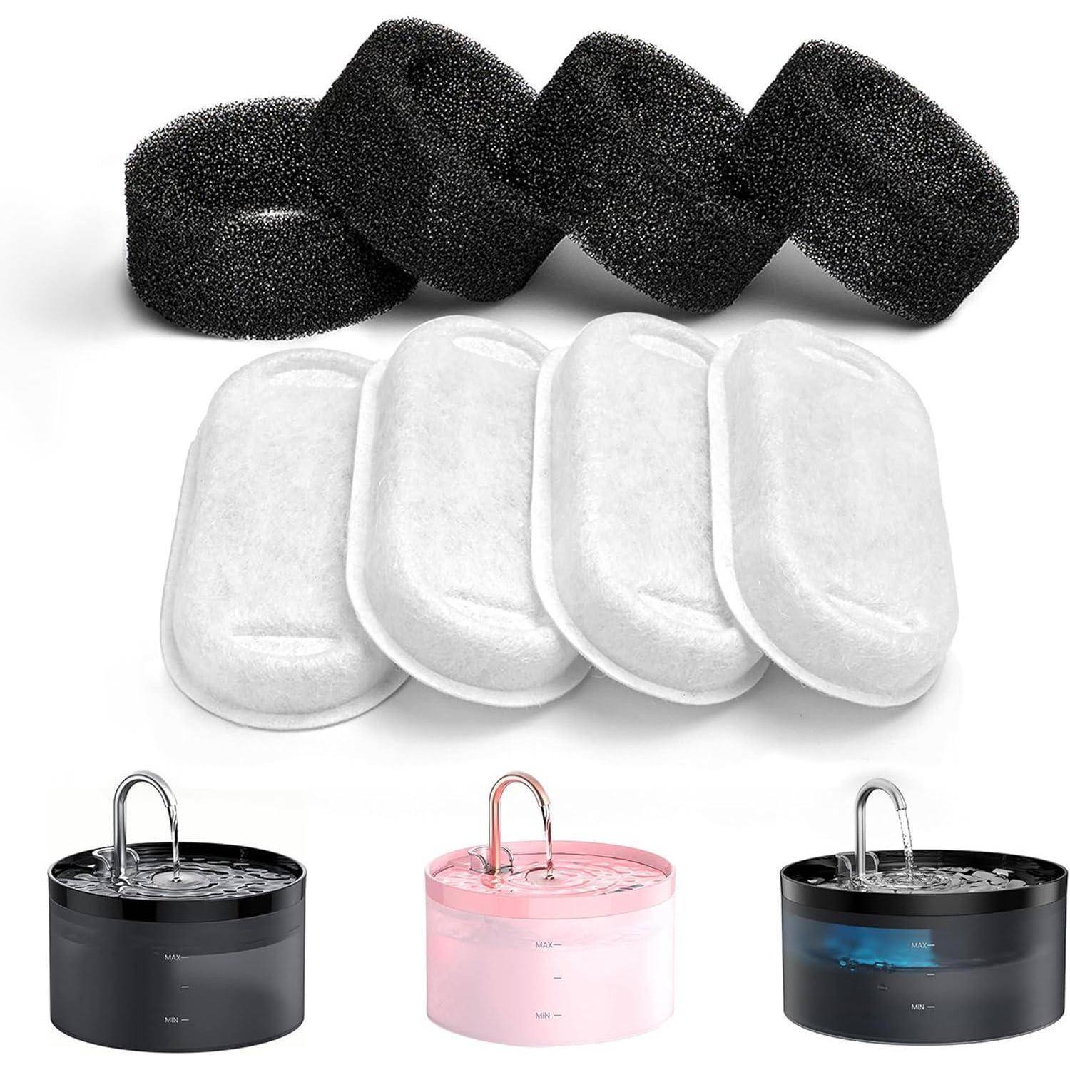 Drei schwarze und weiße zylindrische Schaumstofffilter, die übereinander gestapelt sind, befinden sich hinter vier weißen rechteckigen Wasserfiltern. Drei Haustierwasserbrunnen-Basen in Schwarz, Rosa und Blau sind darunter angeordnet.