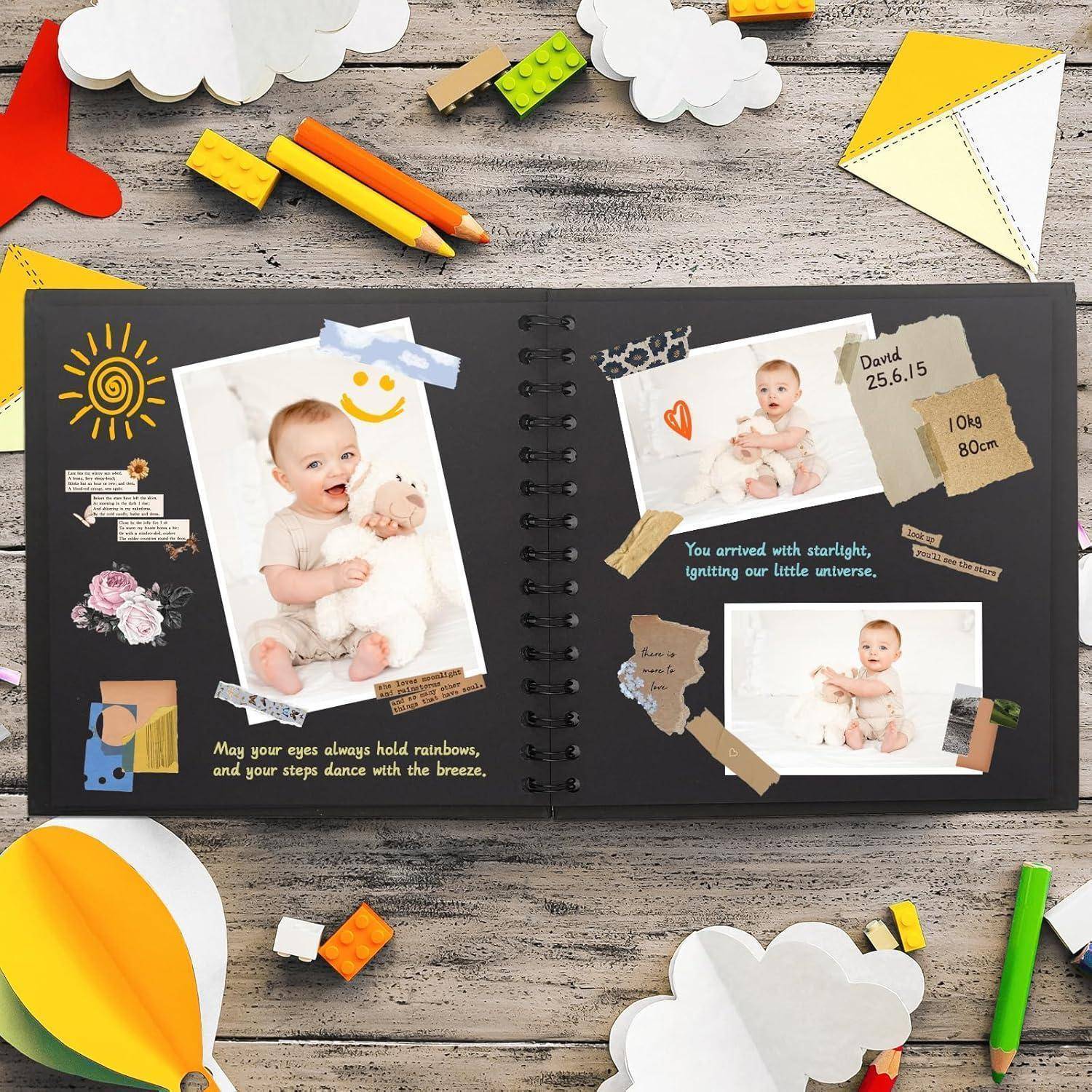 Eine Scrapbook-Seite mit Babyfotos, bunten Stickern und Texten wie „Mögen deine Schritte immer mit der Brise tanzen