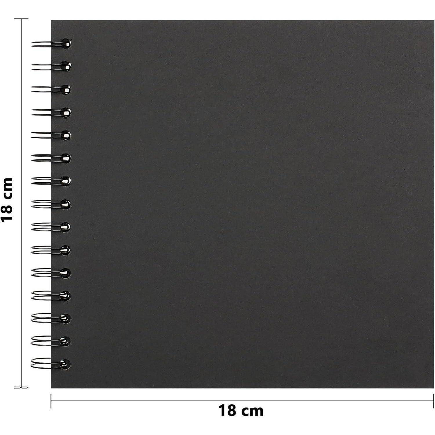 Ein schwarzes Quadrat-Skizzenbuch mit Spiralbindung an seiner linken Seite. Das Skizzenbuch misst 18 cm in Höhe und Breite.
