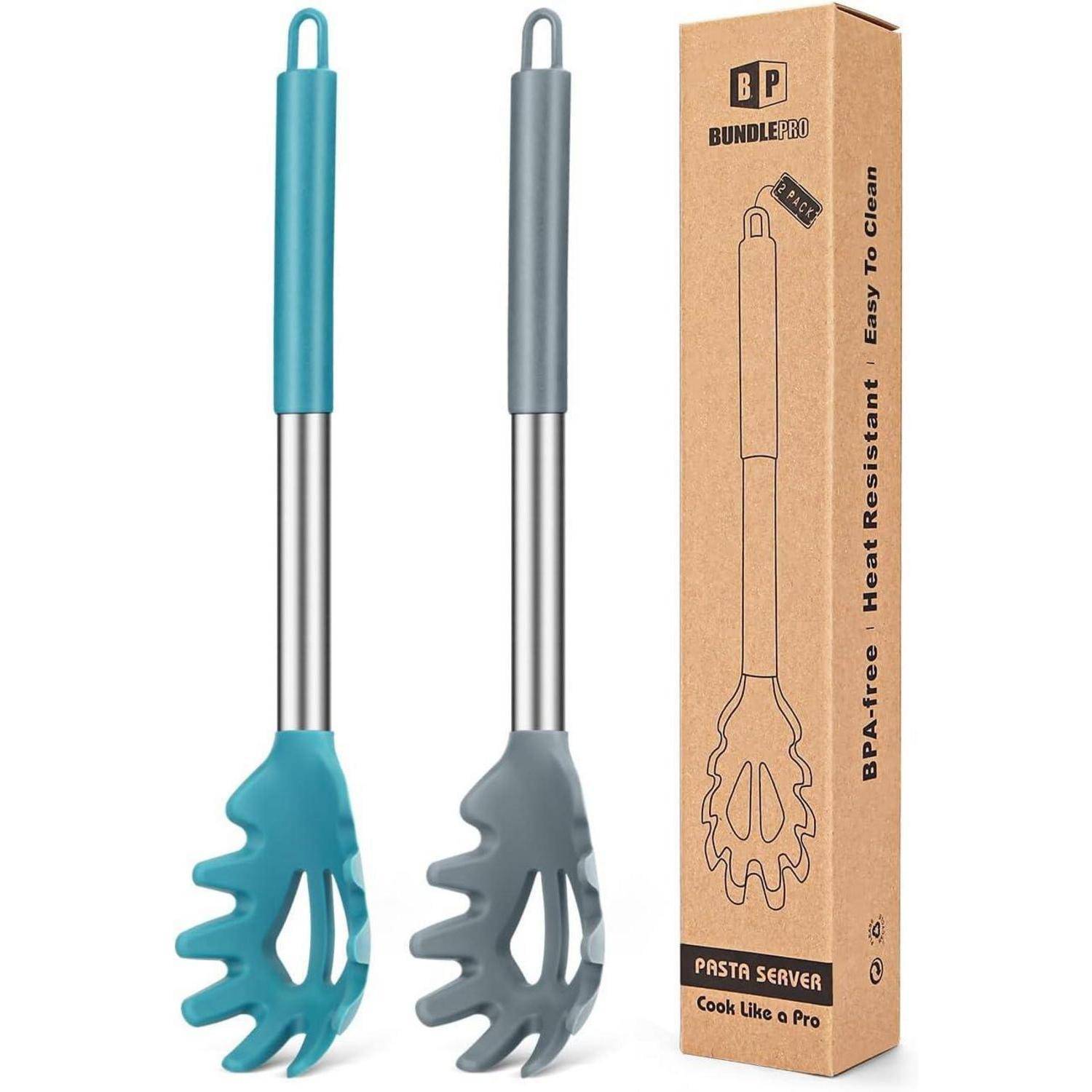 Zwei türkisfarbene und graue Pastalöffel mit ergonomischen Griffen, neben einer Verpackung mit der Aufschrift „Pastalöffel: Kochen wie ein Profi