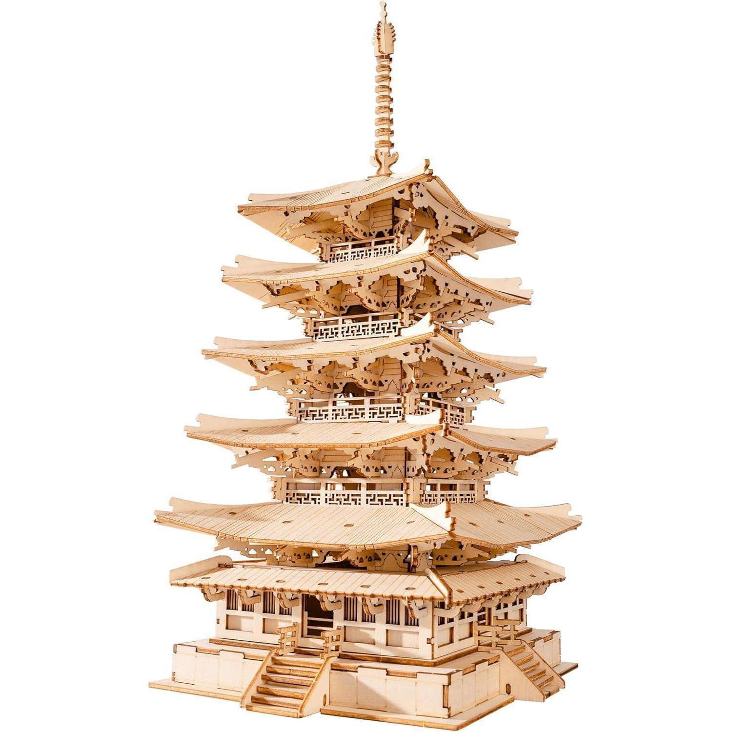 Ein Holzmodell einer mehrgeschossigen japanischen Pagode mit kunstvollen architektonischen Details und geschichteten Dachvorsprüngen, das traditionelles Design veranschaulicht.