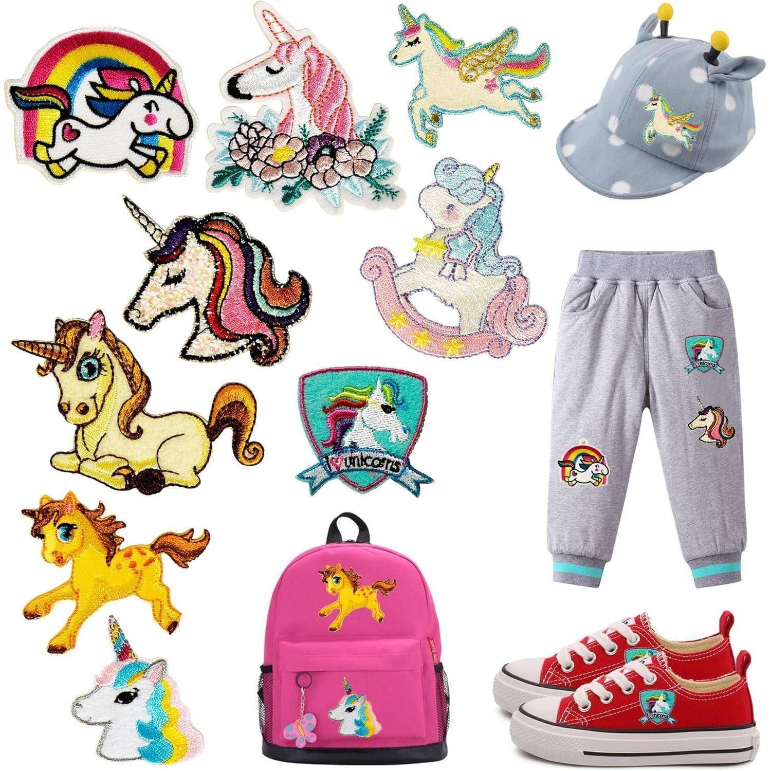Eine Sammlung von Einhorn-Themen-Patches und Kleidungsstücken, einschließlich bestickter Einhörner auf einer Mütze, Hose, Rucksack und Schuhen.