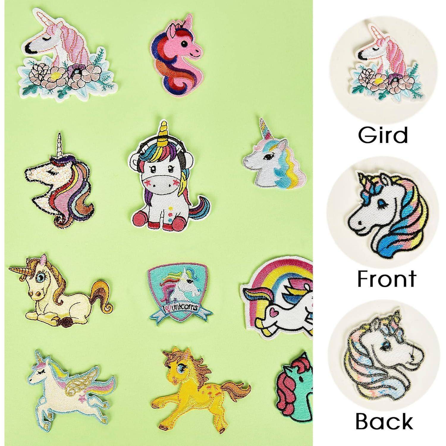 Sammlung bunter Einhorn-Patches auf einem grünen Hintergrund, mit verschiedenen Designs und Farben, einschließlich Cartoon- und Regenbogenstilen.