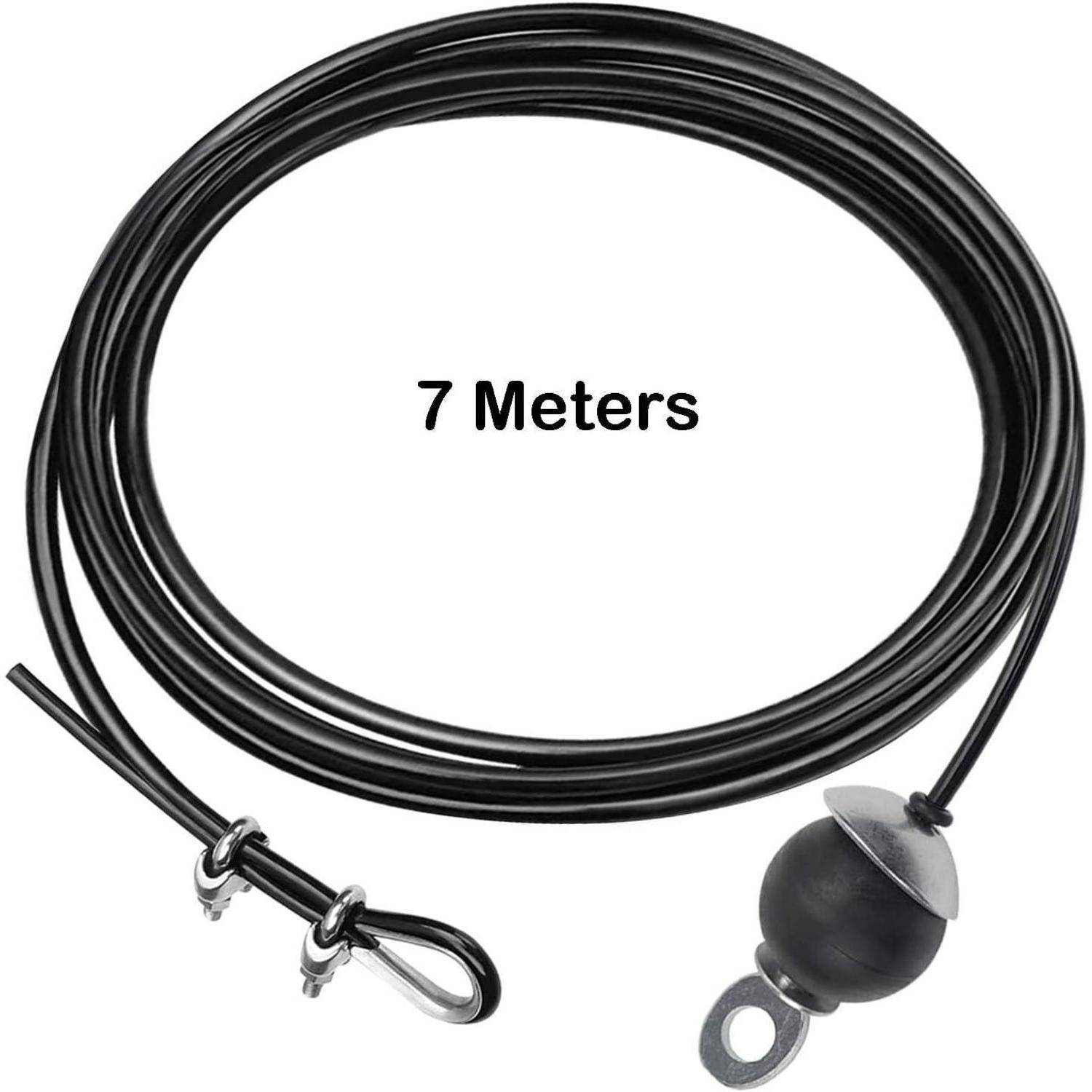 Schwarzes, gewickeltes Kabel mit einer Länge von 7 Metern, ausgestattet mit Metallschlaufen an beiden Enden und einem Gummistopfen in der Nähe einer Schlaufe.
