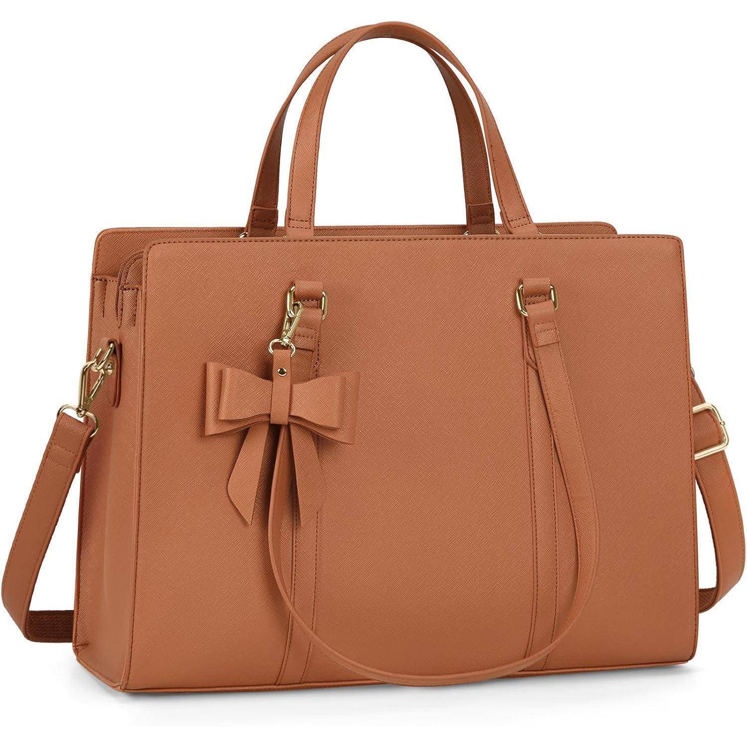 Eine braune Ledertasche mit Tragegriffen und einem angebrachten Schleifendesign. Sie verfügt über einen abnehmbaren Riemen und goldfarbene Beschläge.
