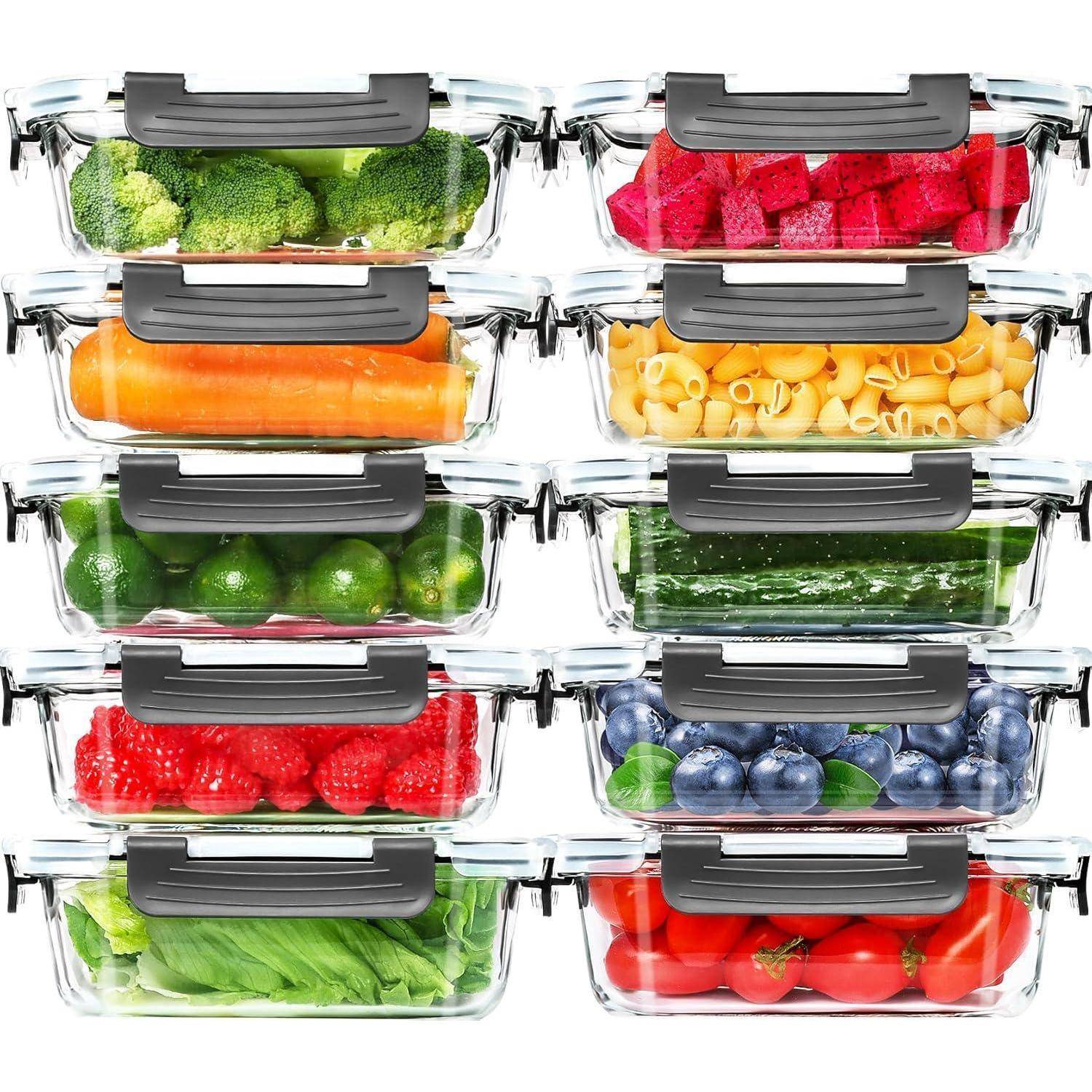 Ein Stapel transparenter Lebensmittelbehälter, gefüllt mit verschiedenen frischen Lebensmitteln: Brokkoli, Karotten, Nudeln, Limetten, Gurke, Himbeeren, Salat, Blaubeeren, Kartoffeln, Tomaten.