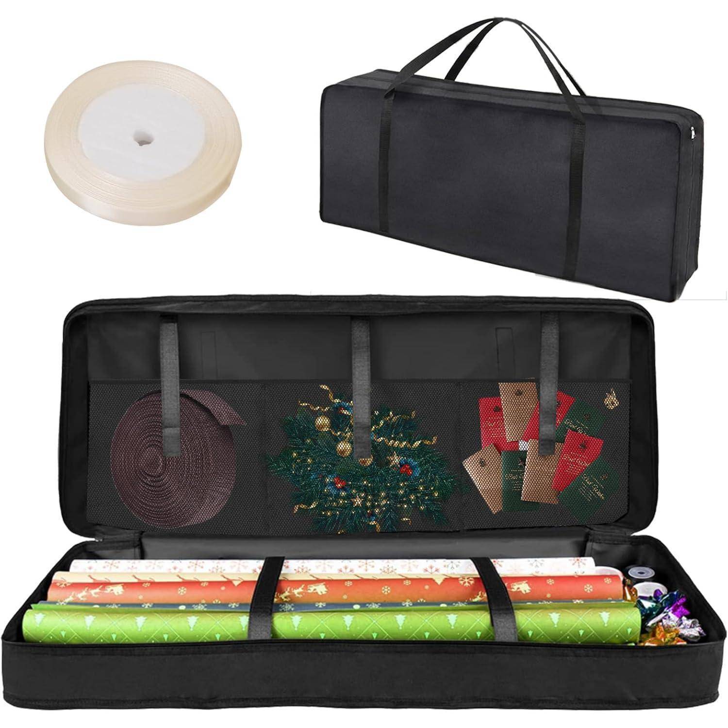 Ein schwarzer Aufbewahrungsbeutel, der Geschenkpapier, Band und Geschenkanhänger enthält. Eine Rolle Band und ein geschlossener Beutel werden separat gezeigt.