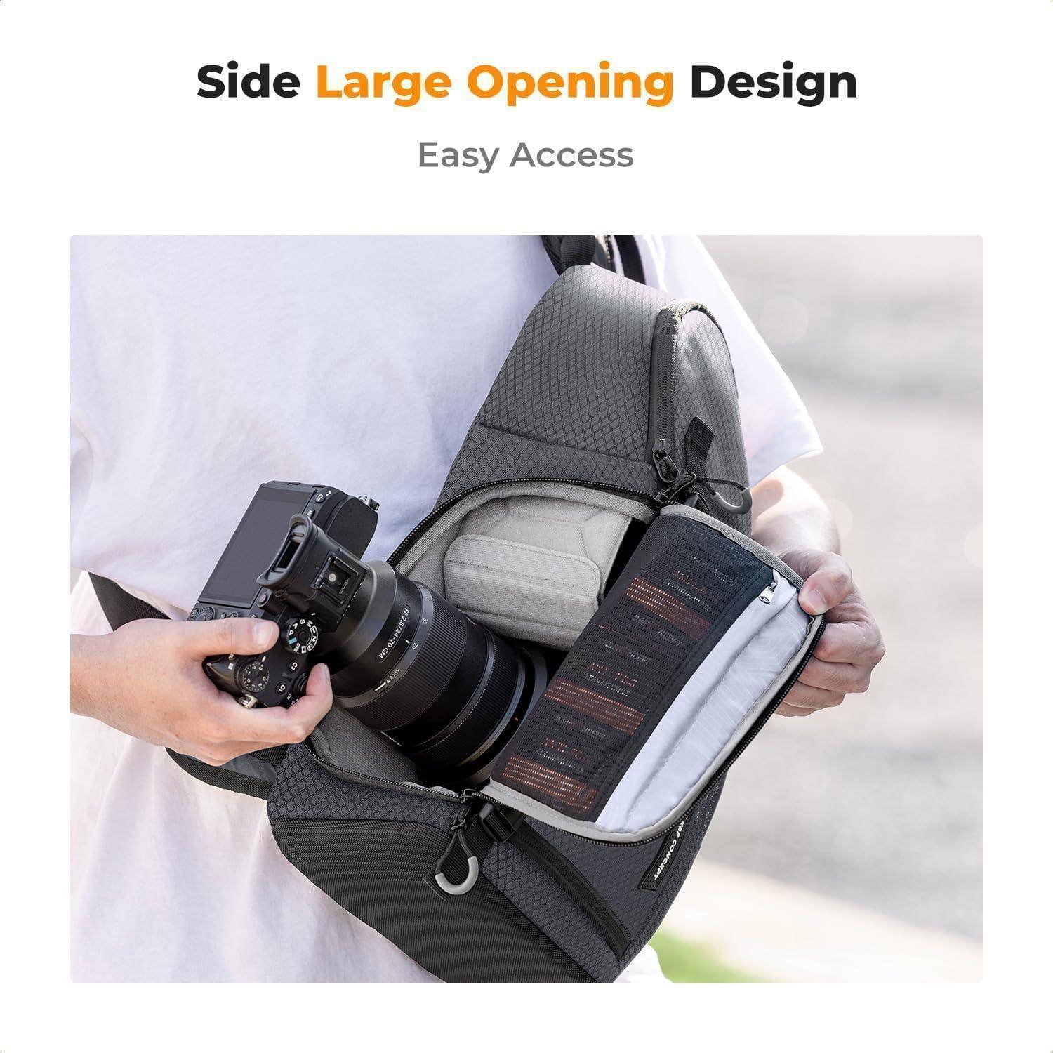 Person hält eine Kamera in einer Tasche mit großer seitlicher Öffnung und zeigt einfachen Zugriff auf die Ausrüstung. Text lautet: 