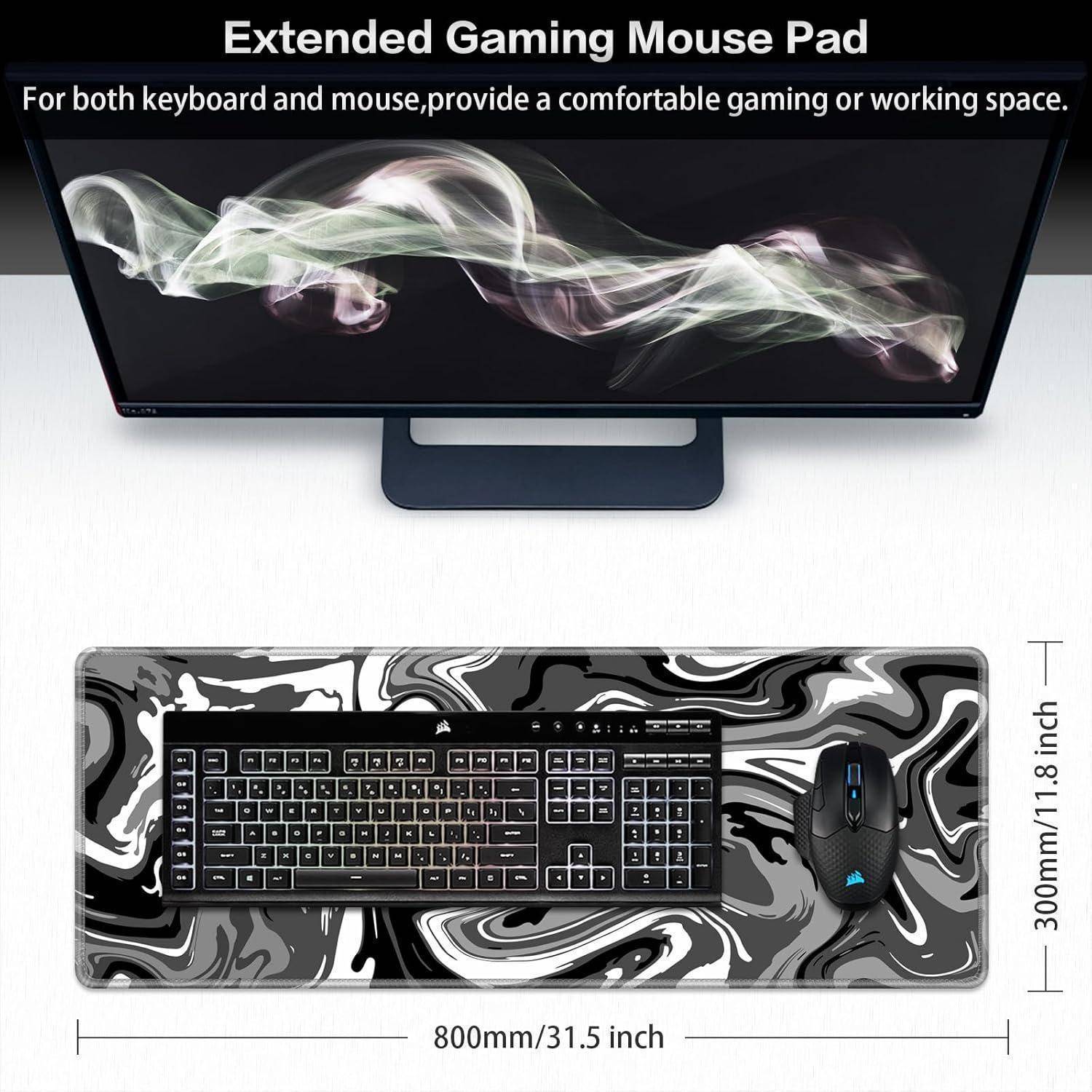 Gaming-Mauspad in Übergröße mit schwarzer und weißer Wirbeldesign unter einem Monitor. Abmessungen: 800mm/31,5 Zoll x 300mm/11,8 Zoll.